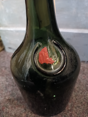 Discover our rare 1890-1910 French Benedictine glass bottle with a wax seal. At 27 cm tall it's a must for any collector. Shop now for antique treasures!