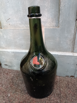 Discover our rare 1890-1910 French Benedictine glass bottle with a wax seal. At 27 cm tall it's a must for any collector. Shop now for antique treasures!