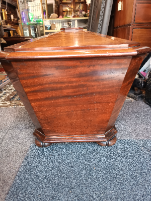 Explore our selection of William IV Mahogany Cellaret with exquisite design and great condition. Add a vintage touch to your home. Shop now!