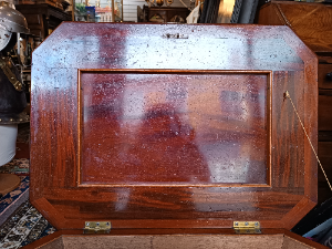 Explore our selection of William IV Mahogany Cellaret with exquisite design and great condition. Add a vintage touch to your home. Shop now!