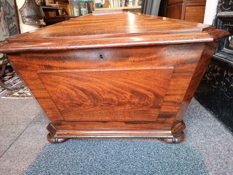 Explore our selection of William IV Mahogany Cellaret with exquisite design and great condition. Add a vintage touch to your home. Shop now!