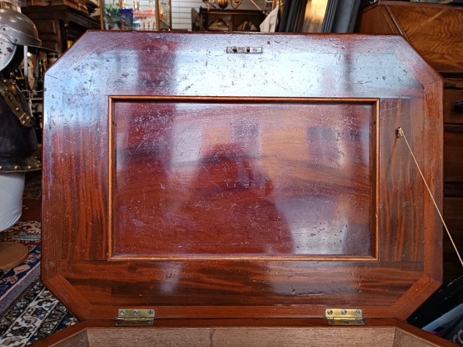 Explore our selection of William IV Mahogany Cellaret with exquisite design and great condition. Add a vintage touch to your home. Shop now!