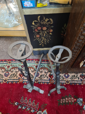 Discover our large range of 18th-century wrought iron gridirons. Exceptional quality and up to 28 inches tall! Shop now and elevate your antique collection.