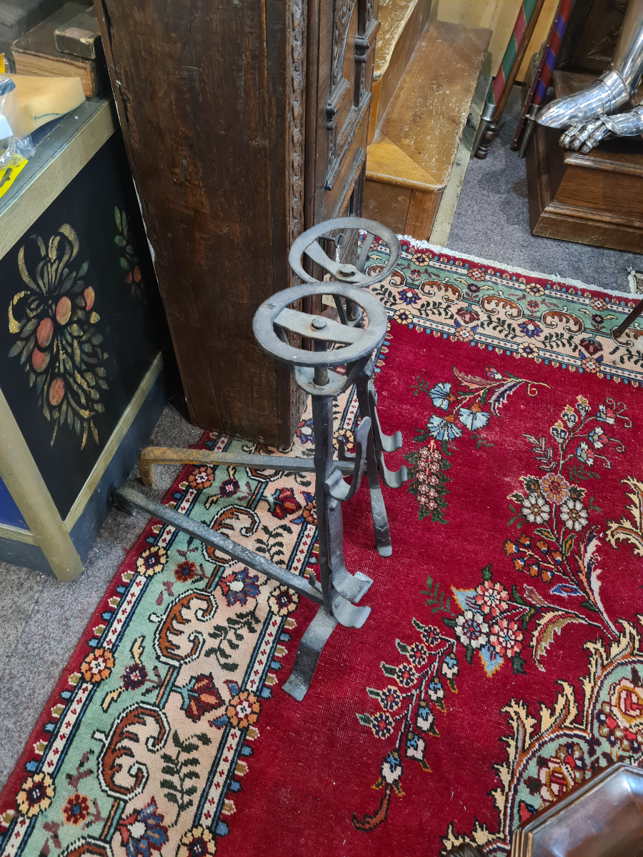 Discover our large range of 18th-century wrought iron gridirons. Exceptional quality and up to 28 inches tall! Shop now and elevate your antique collection.