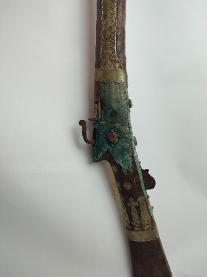 Explore our collection of authentic Yemenese muskets. Check out our top-pick from Howat village! A unique, 130cm relic from the '80s. Buy now!