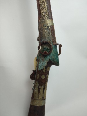 Explore our collection of authentic Yemenese muskets. Check out our top-pick from Howat village! A unique, 130cm relic from the '80s. Buy now!