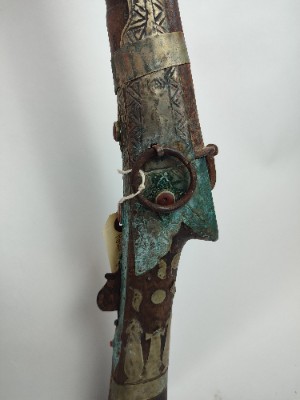 Explore our collection of authentic Yemenese muskets. Check out our top-pick from Howat village! A unique, 130cm relic from the '80s. Buy now!