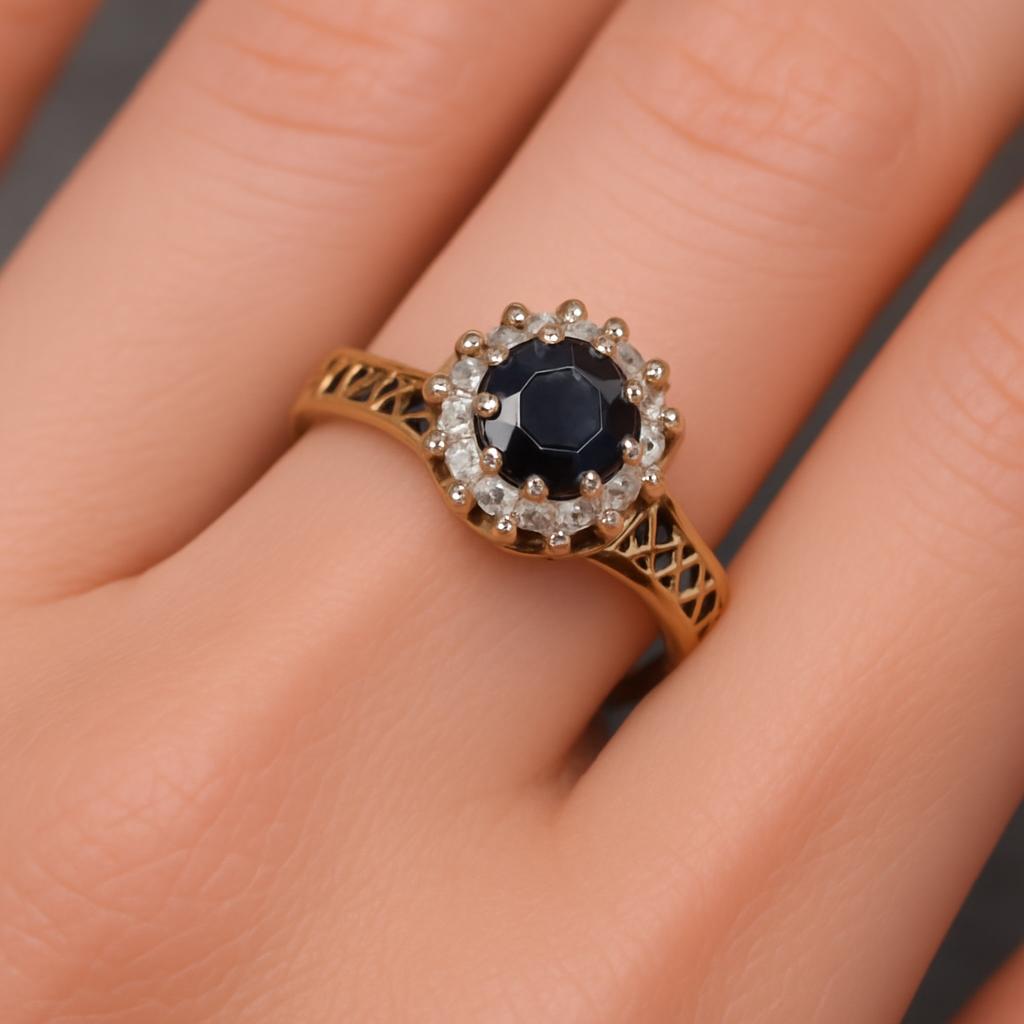 Ontdek onze voortreffelijke 9 karaat gouden saffier- en diamanten ring. Weegt slechts 3,2 g en past bij ringmaat L. Breng elegantie in je stijl. Koop nu!