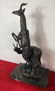 French bronze centrepiece sculpture, circa 1890, signed by artist B C Shuy and mounted on a rectangular green marble plinth. The composition depicts a rearing Lichtenstein’s impala alongside a cowering gazelle, with finely sculpted facial features, eyes, horns, hooves and musculature conveying grace and movement. Reported provenance: formerly exhibited in a Paris museum during the 1970s, previously the property of a noble gentleman, and now part of the private Lord Hill Museum collection. Dimensions: 9.5 inches high × 10.25 inches wide × 6.75 inches deep. Approximate weight: 30 kg. For international postage, please request a quote before purchase.