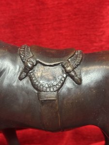 Antique Bronze Race Horse Statue On Stadium Base Circa - 1940 Composition - Solid Bronze Listing Description Slender Thoroughbred Race Horse In Racing Saddle Bronze Sculpture, Set On Stadium Shaped Base. Dimensions In Cms Height 32cm x Width 33cm x Depth13