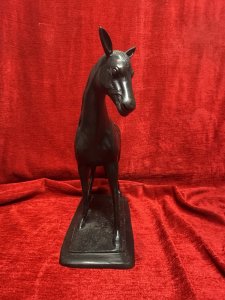 Antique Bronze Race Horse Statue On Stadium Base Circa - 1940 Composition - Solid Bronze Listing Description Slender Thoroughbred Race Horse In Racing Saddle Bronze Sculpture, Set On Stadium Shaped Base. Dimensions In Cms Height 32cm x Width 33cm x Depth13