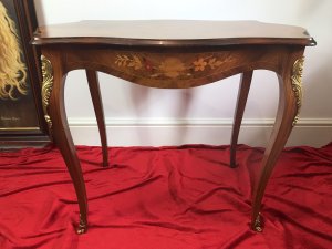 Beautiful French Marquetry And Ormolu Mounted Serpentine Shaped Salon Table Louis XVI Style For Queen Of France Marie Antoinette Exceptional Walnut Table With Serpentine Shaped Top With Gadrooned Edge And Top Skirt. Marquetry Inlaid Oval Panels Displaying Floral Inlay Bouquets In Exotic Woods Including Olive Wood, Satinwood, Rosewood, Kingwood & Yew Wood. Original Condition Beautiful Elegant Ladies Piece Provenance From Paris Collector And Purchased By Lord Hill Museum 2010 Now Part Of Extensive Collection Dimensions In Inches Height 27” Width 34” Depth 21” Weight Approx 28Kg