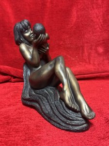 Mother And Child Bronzed Figurine By The Leonardo Collection Composition - Resin With Bronze Glaze Listing Description Posed Nude Female Holds Up Young Infant Child. Stunning Quality Figurine With Detailed Features. Green Baize Base Stamped Leonardo Collection. PristineCondition Dimensions In Cms Height 19cm X Width 21cm X Depth 12cm