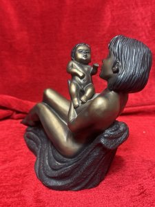 Mother And Child Bronzed Figurine By The Leonardo Collection Composition - Resin With Bronze Glaze Listing Description Posed Nude Female Holds Up Young Infant Child. Stunning Quality Figurine With Detailed Features. Green Baize Base Stamped Leonardo Collection. PristineCondition Dimensions In Cms Height 19cm X Width 21cm X Depth 12cm