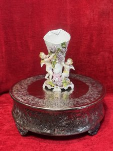 Large Ornate Floral Bouquet Embossed Cake Display Stand Circa 1890 Circa - 1890 Composition - Silver Plated Alloy Listing Description Large Fine Quality Floral Embossed Circular Cake Stand Pediment For Wedding/Birthday/Special Occasion Cake Display. Intricate Embossed Work, With Entwined Acanthus Leaves And Tudor Rose Pattern. Stunning Original Patina Showing Minor Flaws Due To Age. Dimensions in Cms Height 16cm X Width 46cm