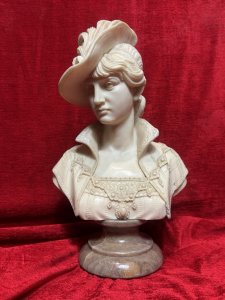 Italian Arnaldo Giannelli Neoclassical Style Lady In Feather Plume Hat Marble Bust Circa - 20th Century Composition - Moulded And Solid Marble Listing Description Fine Quality Marble Bust Depicting A Victorian Lady Of Importance. Beautifully Elegant Faced Female, Wearing High Collar, English Rose Bodice And Ornamental Neck Chain. A Large Side Sitting Hat With Bow And Feather Plume. Bust Sits Upon Red Grained Marble Cylindrical Pediment Base. Large Size & Heavy Item. Dimensions In Cms Height 43cm X Width At Shoulder 26cm X Depth 20cm For Further Information Please Contact The Museum Curator Directly On 07707 488566 Thank-you.