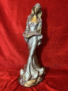 Sculptor Alice Heath 'Princess With Floral Bouquet' Ornamental Showpiece Circa - Vintage Composition - Chalkware Listing Description Wonderfully Masterly Chalkware Centrepiece Figurine Depicting A Lady Princess With Floral Head Dress Holding Large Floral Hibiscus Bouquet , Wears Balloon Sleeved Fishtail Gown With Decorative Hibiscus Flower Accents. Female With Delicate Feminine Facial Features In Bronze Metal Colouration, Gown In Metallic Silver Tones With Metallic Pink Flowers. Set Upon Ornate Folate Base. Figurine Signed By Artist. Condition - Excellent Showing Minor Chips And Scratches To Paintwork Conducive To Age. Dimensions In Inches Height 25" X Width 9" X Depth 12" For Further Information Or Pictures Please Call 07376 618 513 Thank-you