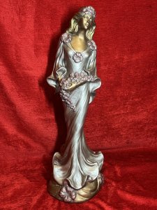 Sculptor Alice Heath 'Princess With Floral Bouquet' Ornamental Showpiece Circa - Vintage Composition - Chalkware Listing Description Wonderfully Masterly Chalkware Centrepiece Figurine Depicting A Lady Princess With Floral Head Dress Holding Large Floral Hibiscus Bouquet , Wears Balloon Sleeved Fishtail Gown With Decorative Hibiscus Flower Accents. Female With Delicate Feminine Facial Features In Bronze Metal Colouration, Gown In Metallic Silver Tones With Metallic Pink Flowers. Set Upon Ornate Folate Base. Figurine Signed By Artist. Condition - Excellent Showing Minor Chips And Scratches To Paintwork Conducive To Age. Dimensions In Inches Height 25" X Width 9" X Depth 12" For Further Information Or Pictures Please Call 07376 618 513 Thank-you