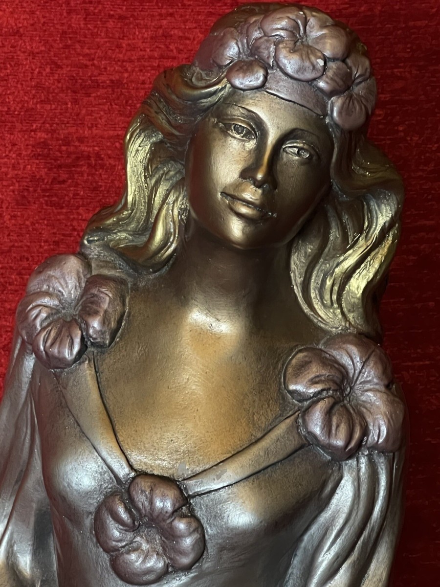 Sculptor Alice Heath 'princess With Hibiscus Bouquet' Ornamental Showpiece