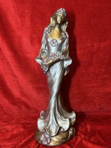 Sculptor Alice Heath 'Princess With Floral Bouquet' Ornamental Showpiece Circa - Vintage Composition - Chalkware Listing Description Wonderfully Masterly Chalkware Centrepiece Figurine Depicting A Lady Princess With Floral Head Dress Holding Large Floral Hibiscus Bouquet , Wears Balloon Sleeved Fishtail Gown With Decorative Hibiscus Flower Accents. Female With Delicate Feminine Facial Features In Bronze Metal Colouration, Gown In Metallic Silver Tones With Metallic Pink Flowers. Set Upon Ornate Folate Base. Figurine Signed By Artist. Condition - Excellent Showing Minor Chips And Scratches To Paintwork Conducive To Age. Dimensions In Inches Height 25" X Width 9" X Depth 12" For Further Information Or Pictures Please Call 07376 618 513 Thank-you