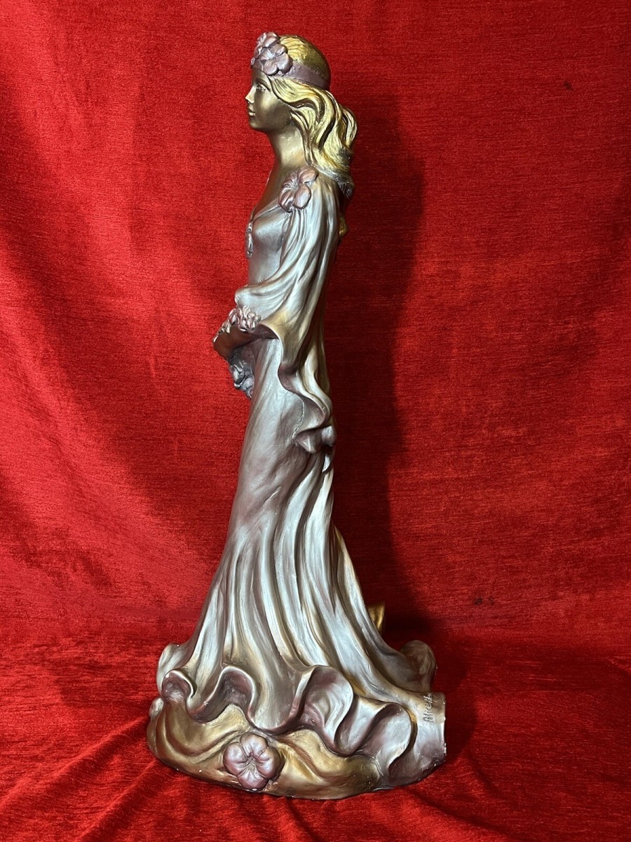 Sculptor Alice Heath 'princess With Hibiscus Bouquet' Ornamental Showpiece