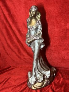 Sculptor Alice Heath 'Princess With Floral Bouquet' Ornamental Showpiece Circa - Vintage Composition - Chalkware Listing Description Wonderfully Masterly Chalkware Centrepiece Figurine Depicting A Lady Princess With Floral Head Dress Holding Large Floral Hibiscus Bouquet , Wears Balloon Sleeved Fishtail Gown With Decorative Hibiscus Flower Accents. Female With Delicate Feminine Facial Features In Bronze Metal Colouration, Gown In Metallic Silver Tones With Metallic Pink Flowers. Set Upon Ornate Folate Base. Figurine Signed By Artist. Condition - Excellent Showing Minor Chips And Scratches To Paintwork Conducive To Age. Dimensions In Inches Height 25" X Width 9" X Depth 12" For Further Information Or Pictures Please Call 07376 618 513 Thank-you