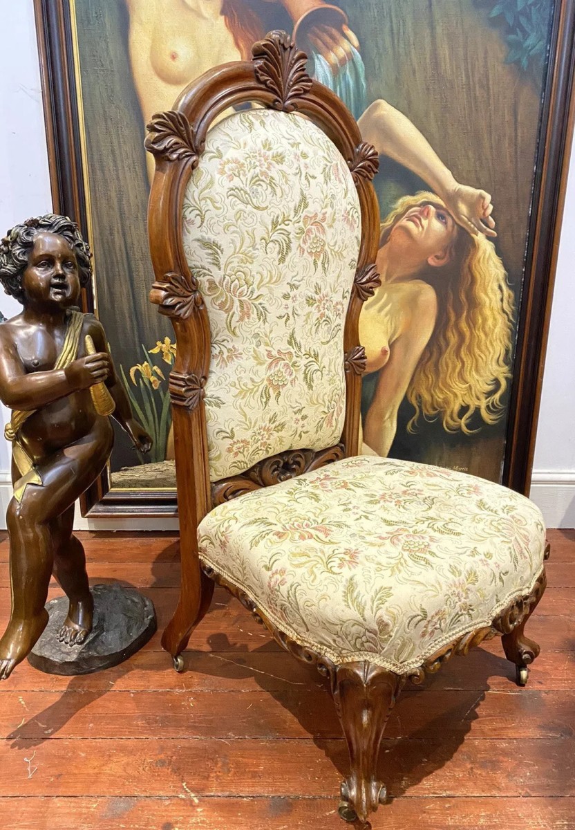 Queen Victoria Walnut Palace/ Boudoir Chair Adorned With Acanthus Leaves Motifs