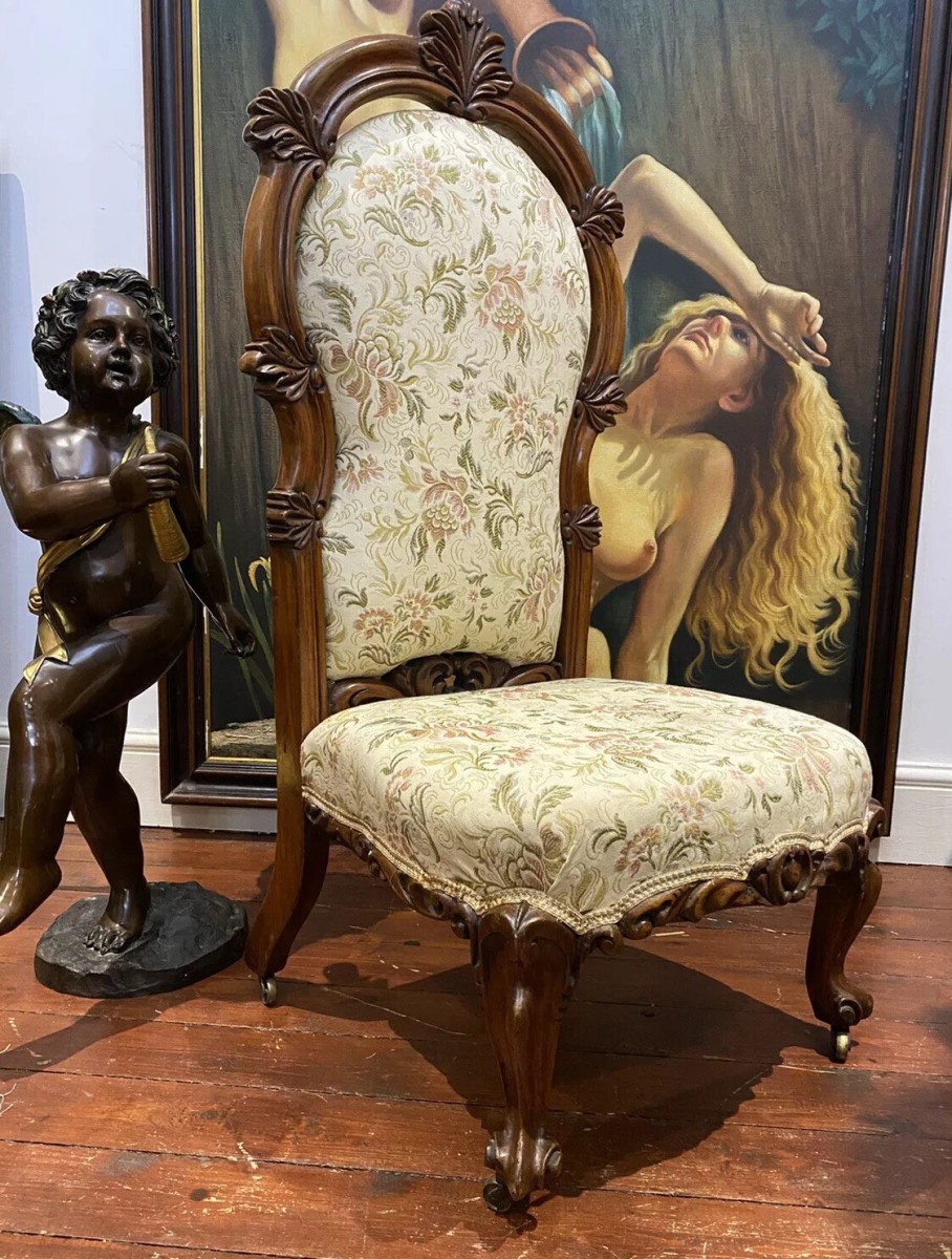 Queen Victoria Walnut Palace/ Boudoir Chair Adorned With Acanthus Leaves Motifs