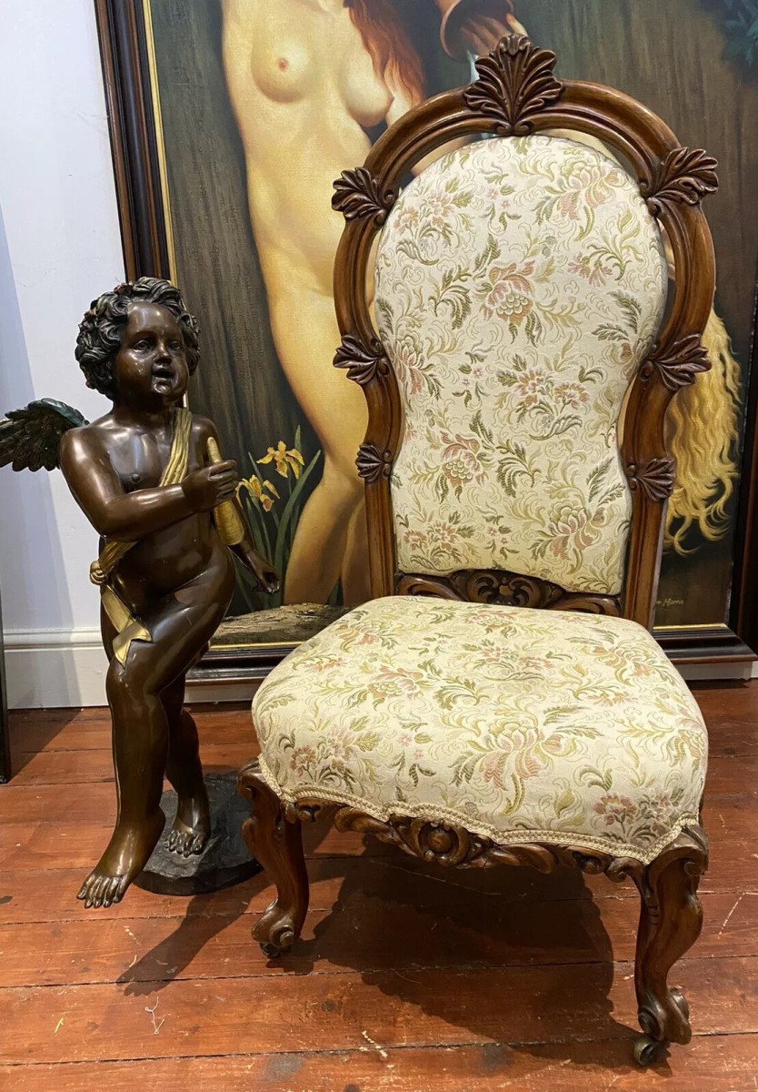 Queen Victoria Walnut Palace/ Boudoir Chair Adorned With Acanthus Leaves Motifs