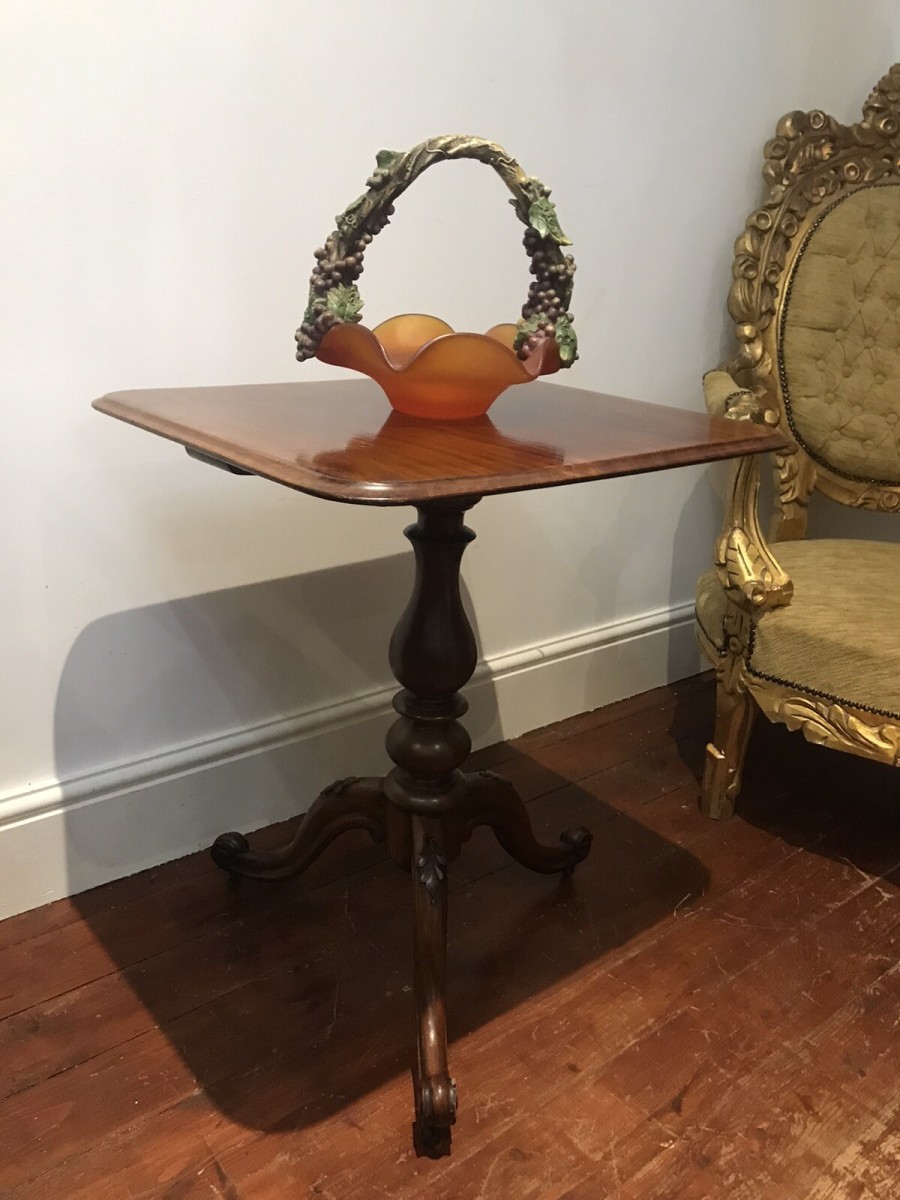 Quality 19th Century Elegant Mahogany Wine Table With Centre Turned Pedestal