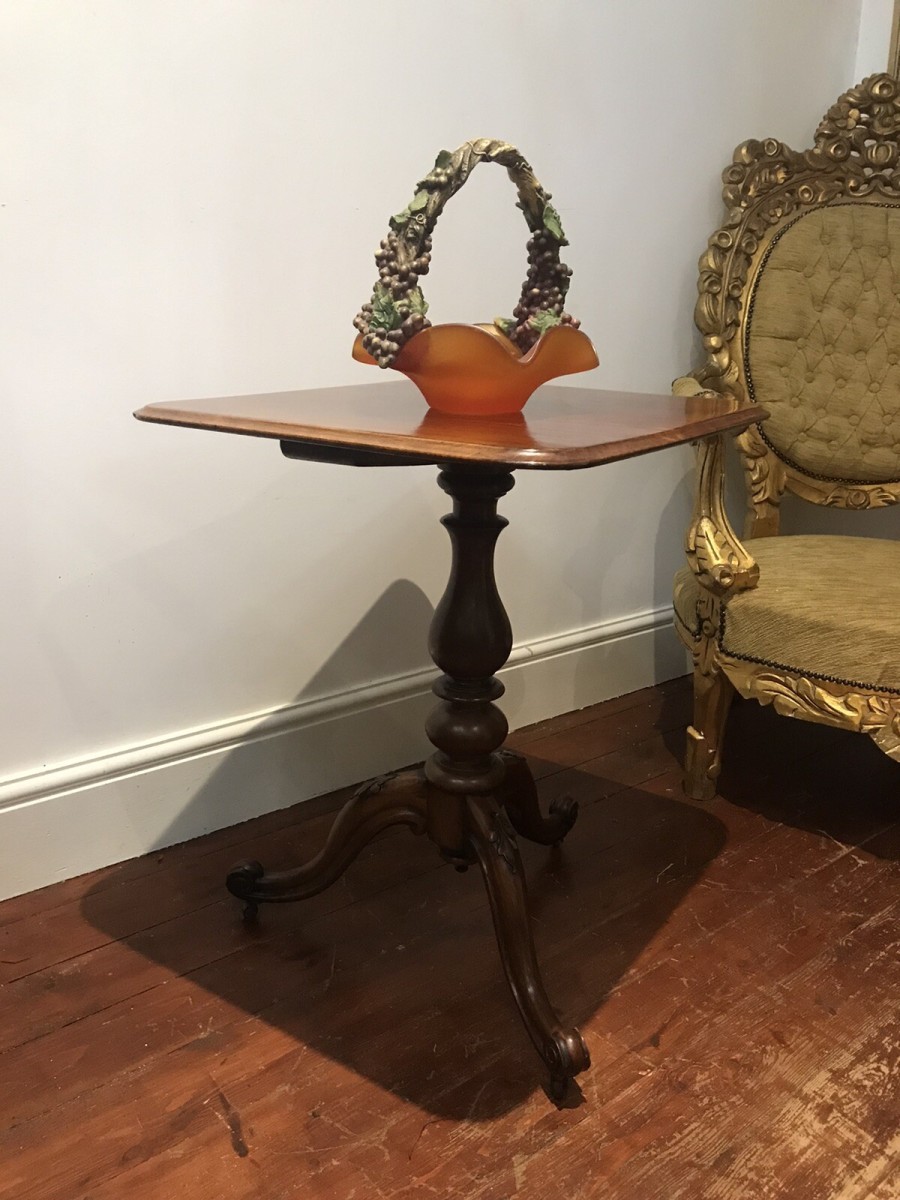 Quality 19th Century Elegant Mahogany Wine Table With Centre Turned Pedestal