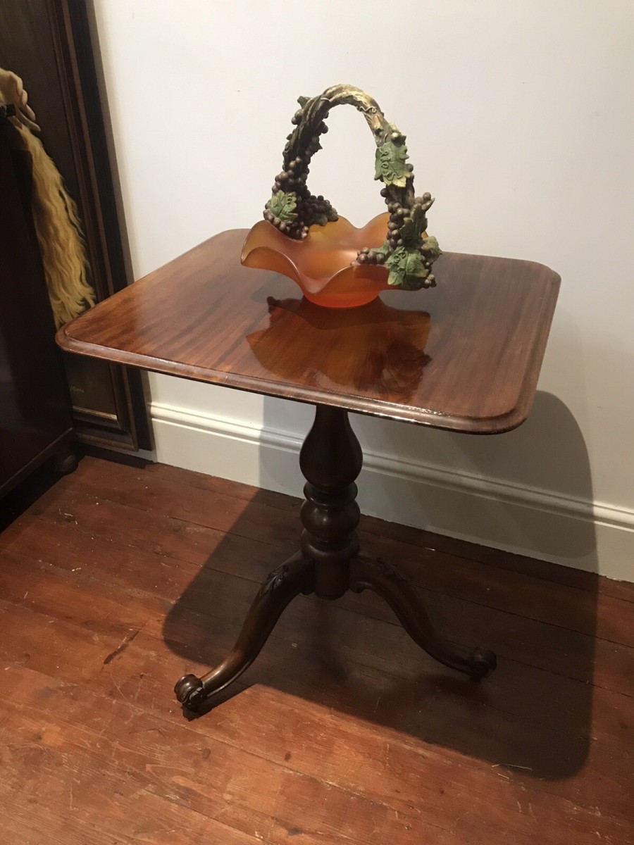 Quality 19th Century Elegant Mahogany Wine Table With Centre Turned Pedestal