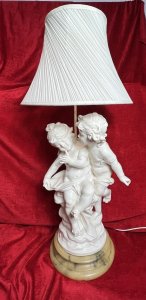Large Hollywood Glamour Showpiece Cherub Lamp Set Upon Onyx Plinth Base Circa - Vintage Composition - Plaster Of Paris / Onyx Listing Description Stunning Hollywood Regency Style Lamp With Figural Showpiece Base Comprised Of Pair Of Nubile Cherubs, Both Wrapped In Loin Cloths, The Female Sitting And Male Standing Perched Upon Rock Mound. Fine Defined Facial Features With Curled Hair And Delicate Fingers And Toes. Cherub Figures Set Upon Circular Onyx Base. Rare Lamp With Original Ruched Silk Shade. Although The Lamp Is In Working Order Please Note *With All Vintage Electrical Goods We Advise PAT Testing Before Use. Large Heavy Item. Condition - Very Good Perfectly Working. Minor Damage Female Missing Finger Please See Images. This Does Not Detract From Beauty Of Lamp. Dimensions In Inches Total Height 35" Figures Height 23" Base Width 11.5" Shade Height 11.5 X Width 16" For Further Information Or Enquiries Please Call 07376 618513 Thank-you