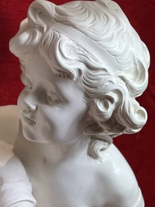 Large Hollywood Glamour Showpiece Cherub Lamp Set Upon Onyx Plinth Base Circa - Vintage Composition - Plaster Of Paris / Onyx Listing Description Stunning Hollywood Regency Style Lamp With Figural Showpiece Base Comprised Of Pair Of Nubile Cherubs, Both Wrapped In Loin Cloths, The Female Sitting And Male Standing Perched Upon Rock Mound. Fine Defined Facial Features With Curled Hair And Delicate Fingers And Toes. Cherub Figures Set Upon Circular Onyx Base. Rare Lamp With Original Ruched Silk Shade. Although The Lamp Is In Working Order Please Note *With All Vintage Electrical Goods We Advise PAT Testing Before Use. Large Heavy Item. Condition - Very Good Perfectly Working. Minor Damage Female Missing Finger Please See Images. This Does Not Detract From Beauty Of Lamp. Dimensions In Inches Total Height 35" Figures Height 23" Base Width 11.5" Shade Height 11.5 X Width 16" For Further Information Or Enquiries Please Call 07376 618513 Thank-you