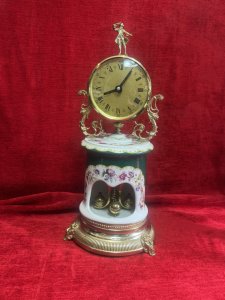 Capodimonte Porcelain Clock Rich Floral Bouquet And Ormolu Filigree Decoration Circa - Late 20th Century 1970's Composition - Porcelain / Metal Ormolu Filagree Listing Description Fine Quality Decorative Capodimonte Clock With Rococo Influence. Gilt Circular Clock Face With Filigree Binding & Roman Numerals And Minute Markings. Decorative Aristocratic Figure Pinnacle. Acanthus Leaf Scroll Mounts Suspend The Face And Are Set Onto Porcelain Body Decorated With Rich Floral Bouquets And Rich Green Paint Work. Front Opening Revealing Brass Rotating Clock Movement. Set On Darted Gilt Base With Decorative Green Man Feet. Battery Operated Movement. Dimensions In Cms Height x Width x Depth For Further Information Kindly Contact Via Telephone 07707488566 Thank-you