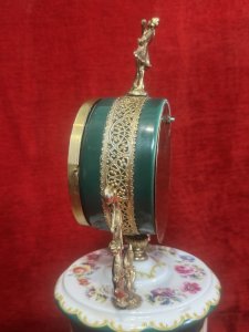 Capodimonte Porcelain Clock Rich Floral Bouquet And Ormolu Filigree Decoration Circa - Late 20th Century 1970's Composition - Porcelain / Metal Ormolu Filagree Listing Description Fine Quality Decorative Capodimonte Clock With Rococo Influence. Gilt Circular Clock Face With Filigree Binding & Roman Numerals And Minute Markings. Decorative Aristocratic Figure Pinnacle. Acanthus Leaf Scroll Mounts Suspend The Face And Are Set Onto Porcelain Body Decorated With Rich Floral Bouquets And Rich Green Paint Work. Front Opening Revealing Brass Rotating Clock Movement. Set On Darted Gilt Base With Decorative Green Man Feet. Battery Operated Movement. Dimensions In Cms Height x Width x Depth For Further Information Kindly Contact Via Telephone 07707488566 Thank-you