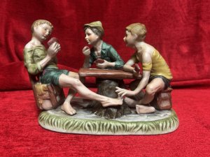 Capodimonte The Cheat’ Porcelain Sculpture Figurine Circa - 1970 Composition - Porcelain Listing Description Wonderful Iconic Capodimonte Figurine Depicting Three Boys Playing Cards, One Of The Boys Passes A Ace Of Diamonds Between His Toes To The Player Across Form Him, Hence Why The Showpiece Was Named 'The Cheat'. Original Pristine Condition. Dimensions In Cms Height 28cm X Width 19cm X Depth 14cm For Further Information Please Contact The Museum Curator On 07707 466588. Thank-you.