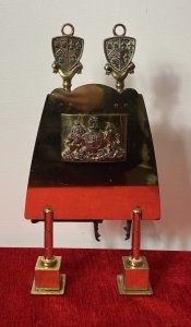 Vintage Georgian Style Brass Royal United Kingdom Coat Of Arms Fire Companion Set (2 Pcs) Circa - Vintage 1940 Composition - Brass Listing Description Ornate Shield Shaped Solid Brass Fire Companion Set Standing On Square Based Column Plinths. The Set Is Adorned With The United Kingdom Finely Detailed Royal Coat of Arms Plaque To The Front, With Crowned Golden Lion And Rearing Unicorn. Engraved Scripture Reads DIEU ET MON DROIT Meaning 'God And My Right' Motto Of The British Monarch. The Coat Of Arms Can Be Unclipped For Cleaning As Shown. The Reverse With Two Forked Holders To Hang The Original Matching Pincers And Coal Shovel Elaborately Baring Shield Motif Hand Rests. Lovely Sized Collectors Item For Usable Decoration Next To An Open Fire Or Log Burning Stove. Condition - Used Showing Signs Of Wear To Stand And Utensils Due to Age And Usage. Minor Scratches, Scuffs, Slight Knocks And Wear To Brass Coating As Expected. Dimensions In Cms Stand Height 37cm Stand Width 19cm Total Depth 5cm Pincers Height 31cm Shovel Height 28cm