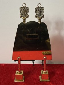 Vintage Georgian Style Brass Royal United Kingdom Coat Of Arms Fire Companion Set (2 Pcs) Circa - Vintage 1940 Composition - Brass Listing Description Ornate Shield Shaped Solid Brass Fire Companion Set Standing On Square Based Column Plinths. The Set Is Adorned With The United Kingdom Finely Detailed Royal Coat of Arms Plaque To The Front, With Crowned Golden Lion And Rearing Unicorn. Engraved Scripture Reads DIEU ET MON DROIT Meaning 'God And My Right' Motto Of The British Monarch. The Coat Of Arms Can Be Unclipped For Cleaning As Shown. The Reverse With Two Forked Holders To Hang The Original Matching Pincers And Coal Shovel Elaborately Baring Shield Motif Hand Rests. Lovely Sized Collectors Item For Usable Decoration Next To An Open Fire Or Log Burning Stove. Condition - Used Showing Signs Of Wear To Stand And Utensils Due to Age And Usage. Minor Scratches, Scuffs, Slight Knocks And Wear To Brass Coating As Expected. Dimensions In Cms Stand Height 37cm Stand Width 19cm Total Depth 5cm Pincers Height 31cm Shovel Height 28cm