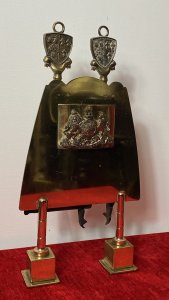 Vintage Georgian Style Brass Royal United Kingdom Coat Of Arms Fire Companion Set (2 Pcs) Circa - Vintage 1940 Composition - Brass Listing Description Ornate Shield Shaped Solid Brass Fire Companion Set Standing On Square Based Column Plinths. The Set Is Adorned With The United Kingdom Finely Detailed Royal Coat of Arms Plaque To The Front, With Crowned Golden Lion And Rearing Unicorn. Engraved Scripture Reads DIEU ET MON DROIT Meaning 'God And My Right' Motto Of The British Monarch. The Coat Of Arms Can Be Unclipped For Cleaning As Shown. The Reverse With Two Forked Holders To Hang The Original Matching Pincers And Coal Shovel Elaborately Baring Shield Motif Hand Rests. Lovely Sized Collectors Item For Usable Decoration Next To An Open Fire Or Log Burning Stove. Condition - Used Showing Signs Of Wear To Stand And Utensils Due to Age And Usage. Minor Scratches, Scuffs, Slight Knocks And Wear To Brass Coating As Expected. Dimensions In Cms Stand Height 37cm Stand Width 19cm Total Depth 5cm Pincers Height 31cm Shovel Height 28cm