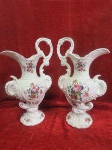 Staffordshire Utopia Pottery Pair Of Ever Jug Vases With British Rose Design Circa - Vintage Composition - Pottery Condition - Pristine Listing Description Pair Of Victorian Style Staffordshire Pottery Ewer Jugs, White Body With Elegant Embossed Scroll Detailing, Jugs Decorated With English Garden Rose And Wild Flower Pattern Bouquets. Dimensions In Cms Height 39cm X Width 23cm (Centre) Base Width 17cm