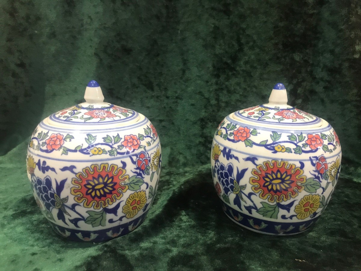 Primary image for Pair Of Reproduction Kang Sing Style Porcelain Lidded Ginger Jars