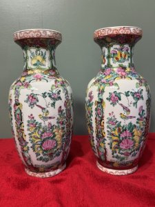 Pair Of Oriental Chinese Qing Style Famille Rose Vases Circa - 1940 Composition - Porcelain Listing Description The Famille Rose Style Defined By Predominantly Pink, White, Yellow And Green Colour Palette, Became Popular In China During The 18th Century And What We Call The 'Qing Dynasty'. The Famille Rose Vases Are Botanical Masterpieces Adorned With Delicate Frames Of Floral Sprays And Bouquets Of Peonies As Well As Many Butterflies And Birds Native To China. A Highly Decorative Pair Of Vases, Delicately Hand Painted In A Lovely Size. Stunning Condition. Dimensions In Cms Height 30.5cm x Width 16cm (Widest Point) X Mouth 10cm/ Base 10cm For Further Information Please Call The Museum Curator On 07707 488566 Thank-you.