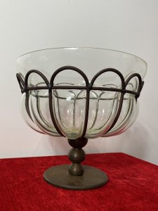 Daum And Majorelle Style Art Deco Blown Glass And Wrought Iron Centrepiece Bowl Circa - 1910 Origin - France Composition - Hand Blown Glass And Wrought Iron Listing Description Large Early French Art Deco Iridescent Hand Blown Glass Bowl, Set Into Decorative Wrought Iron Exoskeleton Shell. The Shell Is Made Up Of Twelve Segments With Bulbous Glass Protruding Apertures And Ornamental Scalloped Frill Along The Under Edge Of The Glass Bowl. Set Upon Cylindrical Tiered Base With Circular Platform Plinth. *The Glass Interior Cannot Be Removed From The Wrought Iron Shell.* This Bowl Is Thought To Be An Early Example Of Daum And Majorelle Works Which Where Exhibited At The World Fair In Paris 1900. Examples Of The Same Strap Work As In This Item Have Been Shown In Their Later Works. This Bowl Is Unsigned Although Some of The Earlier Works Were Unsigned Or Marked On The Lower Edges And Then Covered With Metal Banding. Stunning Collectors Item For Decorative Centrepiece Display. Condition The Bowl Is Completely Original And Showing Signs Of Age To The Metal Frame Work Conducive To Age And Usage . Internal Glass Bowl In Pristine Condition. Dimensions In Cms Height 26.5cm Bowl Opening Width 31cm Base Diam 16cm