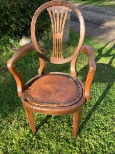 Antique White Star Line Titanic Campaign Dining Chair Circa - 1910 Composition - Oak Frame / Leather Rush Kane Seat Historical Artefact Original Edwardian Period HMS Titanic Shield Back Oak Dining Room Chair, Complete With Reversible Rush And Leather With Brass Stud Binding Seat Pad. The Seat Would Ve Turned In Line With Climates On Board. (Rush Seat For Use In Tropical Climates. High Quality Sturdy Chair. Provenance Purchased By Sea Captain In Southampton After The Titanic Disaster When All Memorabilia Became Highly Valuable For Collectors. Currently On Exhibition In The Famous Lord Hill Museum Campaign Collection. Dimensions In Cms Height X Width X Depth