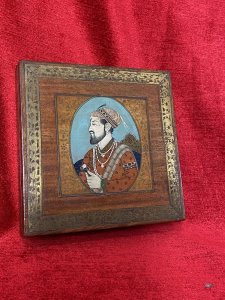 Victorian Cigarette Box With Decorative Brass Folate Inlay And Sultan Portrait Lid Circa - 1870/80 Composition - Rosewood Listing Description Victorian Period Fine Quality Solid Rosewood Square Cigarette Box, With Ornate Top Lid Adorned With Hand Painted Portrait Of Reigning Sultan, Sat Upon Elaborate Throne Chair. The Portrait Painting Is Set Inside Oval Framework Surrounded By Delicate Foliage. Fine Details Of Face And Clothing Encrusted With Pearl Beadwork And Precious Stones In Rich Hues. All The Boxes Leading Edges Are Inset With Brass Folate Inlay Of Rose Vines And Floral Medal Cartouches. The Top Lid Opens Up On Brass Hinges Revealing Red Velvet Interior For Cigarette/Cigar Storage. Condition - Excellent Dimensions In Cms Height 2.5cm Width 12.5cm Depth 12.5cm