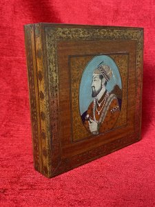 Victorian Cigarette Box With Decorative Brass Folate Inlay And Sultan Portrait Lid Circa - 1870/80 Composition - Rosewood Listing Description Victorian Period Fine Quality Solid Rosewood Square Cigarette Box, With Ornate Top Lid Adorned With Hand Painted Portrait Of Reigning Sultan, Sat Upon Elaborate Throne Chair. The Portrait Painting Is Set Inside Oval Framework Surrounded By Delicate Foliage. Fine Details Of Face And Clothing Encrusted With Pearl Beadwork And Precious Stones In Rich Hues. All The Boxes Leading Edges Are Inset With Brass Folate Inlay Of Rose Vines And Floral Medal Cartouches. The Top Lid Opens Up On Brass Hinges Revealing Red Velvet Interior For Cigarette/Cigar Storage. Condition - Excellent Dimensions In Cms Height 2.5cm Width 12.5cm Depth 12.5cm