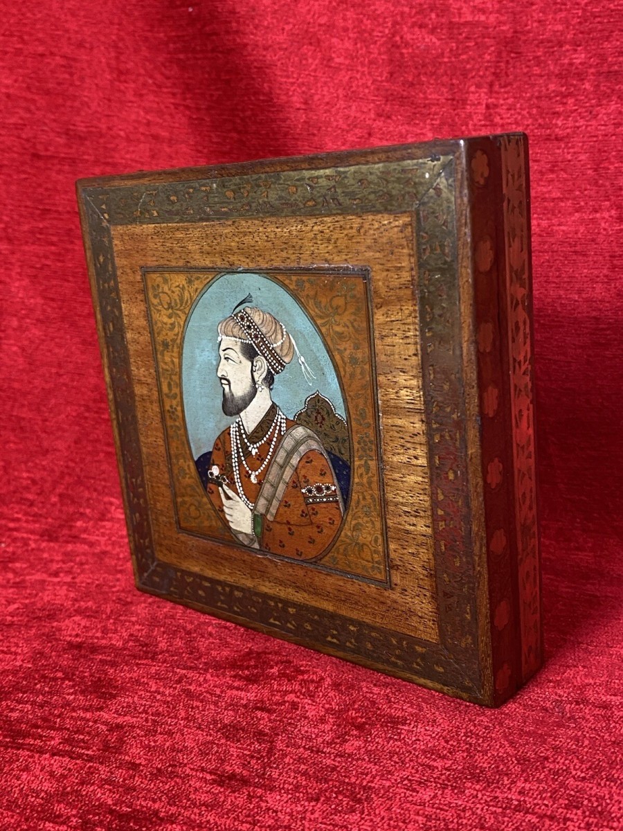 Victorian Cigarette Box With Decorative Brass Folate Inlay & Sultan Portrait Lid