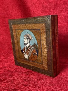 Victorian Cigarette Box With Decorative Brass Folate Inlay And Sultan Portrait Lid Circa - 1870/80 Composition - Rosewood Listing Description Victorian Period Fine Quality Solid Rosewood Square Cigarette Box, With Ornate Top Lid Adorned With Hand Painted Portrait Of Reigning Sultan, Sat Upon Elaborate Throne Chair. The Portrait Painting Is Set Inside Oval Framework Surrounded By Delicate Foliage. Fine Details Of Face And Clothing Encrusted With Pearl Beadwork And Precious Stones In Rich Hues. All The Boxes Leading Edges Are Inset With Brass Folate Inlay Of Rose Vines And Floral Medal Cartouches. The Top Lid Opens Up On Brass Hinges Revealing Red Velvet Interior For Cigarette/Cigar Storage. Condition - Excellent Dimensions In Cms Height 2.5cm Width 12.5cm Depth 12.5cm