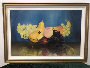 Stunning Fruit Bowl Still Life Oil Painting Known Scottish Artist Hugh Murdoch. Original Condition Known Artist Hugh Murdoch Died 2010 Painted Using Bright Colours During The 1970’s His Work Is Highly Sort After By Collectors Worldwide This Fruit Bowl Still Life Is A Lovely Composition With Reflections Of The Fruit On The Table Top Set In Gilt Frame Dimensions In Inches Height 14.5” Width 21”